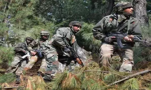 बारामूला में फिर शुरू दोनों तरफ से फायरिंग, एक आतंकी ढेर, दो जवान हुए शहीद, जानिए ताजा अपडेट