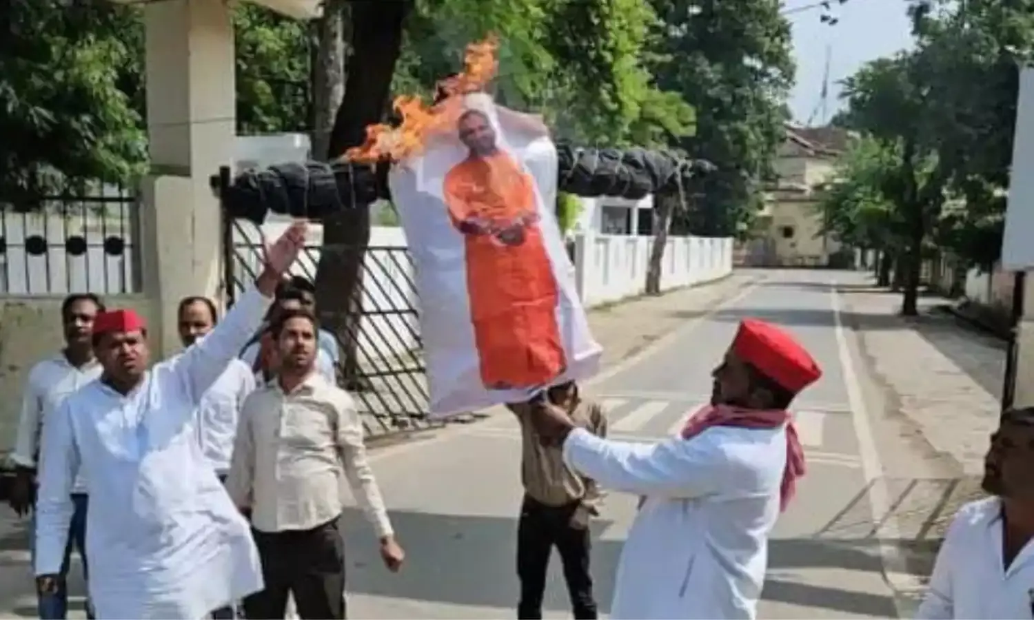 सपाइयों ने चोरी चुपके कलेक्ट्रेट गेट पर फूंका योगी का पुतला