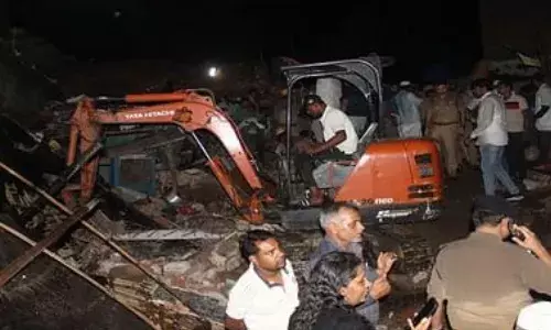तीन मंजिला मकान गिरा, एक ही परिवार के 10 लोगों की मौत