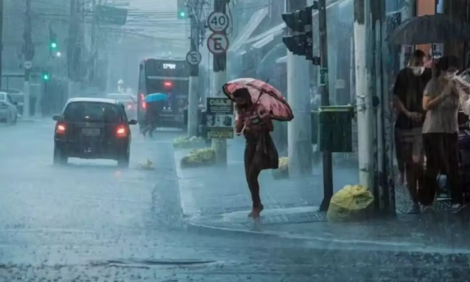 बरसात बन गई आफत, कई गांव डूबे अब 48 घंटे में तेज बारिश का अलर्ट बरसात बन गई आफत, कई गांव डूबे अब 48 घंटे में तेज बारिश का अलर्ट