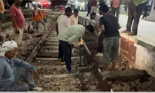 हरदोई में फ्रैक्चर ट्रैक पर दे दी ट्रेनों को ’हरी बत्ती’