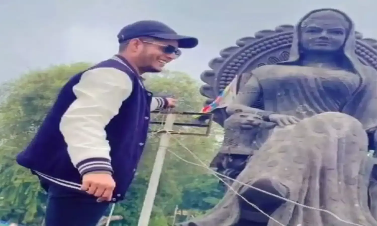 रानी कमलापति की प्रतिमा के सामने अश्लील डांस कर युवक ने बनाई रील, अब पुलिस ने लिया सख्त एक्शन