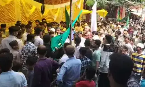 जुलूस के बीच हनुमान मंदिर पर फेंके पत्थर...