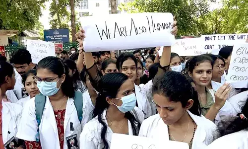 पश्चिम बंगाल में नहीं बनी जूनियर डॉक्टर और CM के बीच बात, प्रदर्शन जारी, ममता बनर्जी से एक और मीटिंग की डिमांड