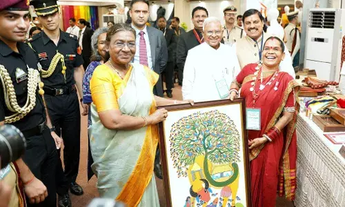 राष्ट्रपति ने मृगनयनी एम्पोरियम में कलाकारों से की मुलाकात, कल करेंगी महाकाल के दर्शन