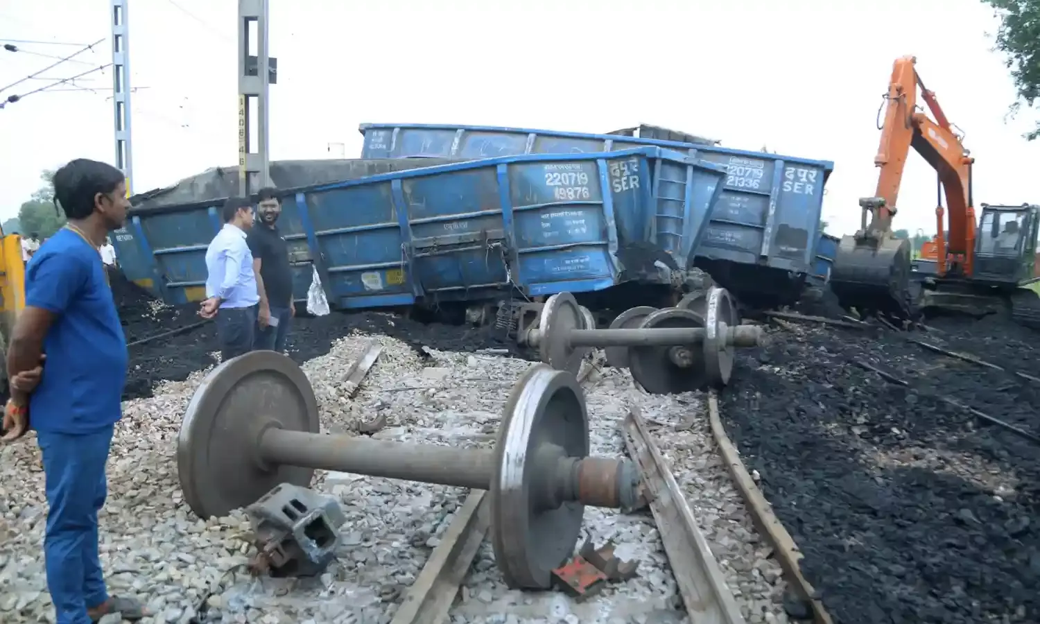 फिर पटरी से उतरी ट्रेन, 20 डिब्बे हुए रेलवे ट्रैक से बाहर, 15 ट्रेनों के रूट पर पड़ा बुरा असर…