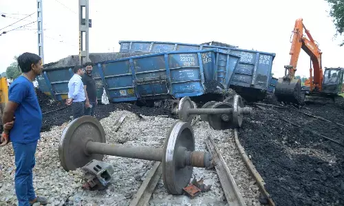 फिर पटरी से उतरी ट्रेन, 20 डिब्बे हुए रेलवे ट्रैक से बाहर, 15 ट्रेनों के रूट पर पड़ा बुरा असर…