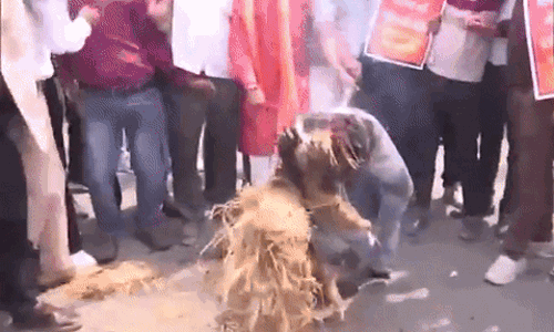 भोपाल में ABVP का प्रदर्शन, टीचर को फांसी दो के लगाए नारे