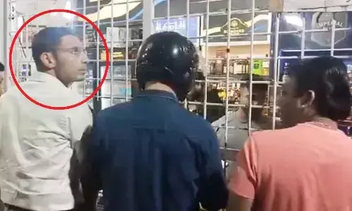 शराब के ठेके पर पहुंचे डीएम, फिर हुआ कुछ ऐसा  ...