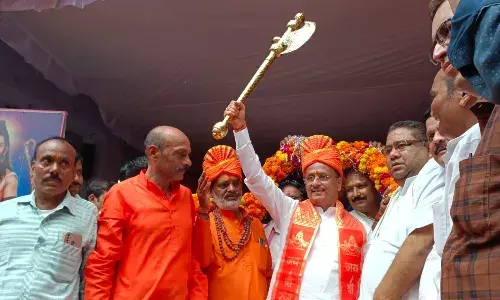 ब्राह्मण सम्मेलन मंच से दिनेश शर्मा के जाते ही आयोजकों और खायोजकों में किचकिच, छोटे महाराज को जद्द-बद्द बकते हुए सर्वेश पाण्डेय हूंसेपुर रवाना...