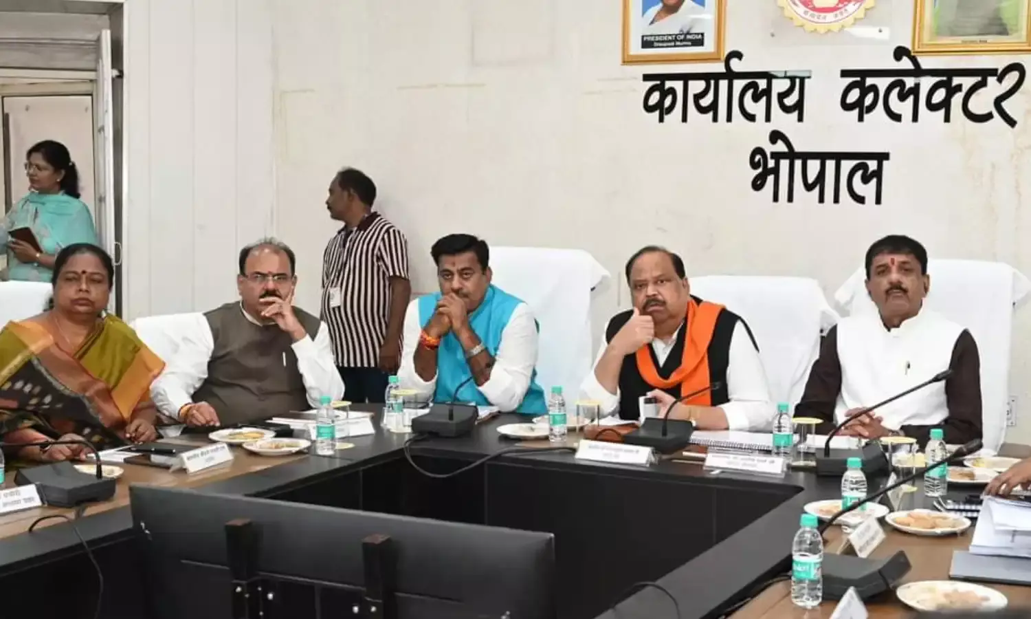 समीक्षा बैठक में गायब स्मार्ट सिटी CEO, प्रभारी मंत्री चेतन कश्यप ने कलेक्टर से कहा - तत्काल हटाएं ऐसे अधिकारी समीक्षा बैठक में गायब स्मार्ट सिटी CEO, प्रभारी मंत्री चेतन कश्यप ने कलेक्टर से कहा - तत्काल हटाएं ऐसे अधिकारी