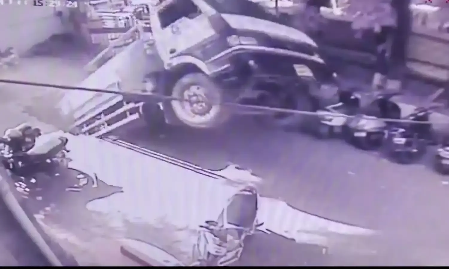 पोस्ट ऑफिस के अंदर सेनिटेशन डिपार्टमेंट का ट्रक सिंकहोल में समाया, Video सोशल मीडिया पर वायरल