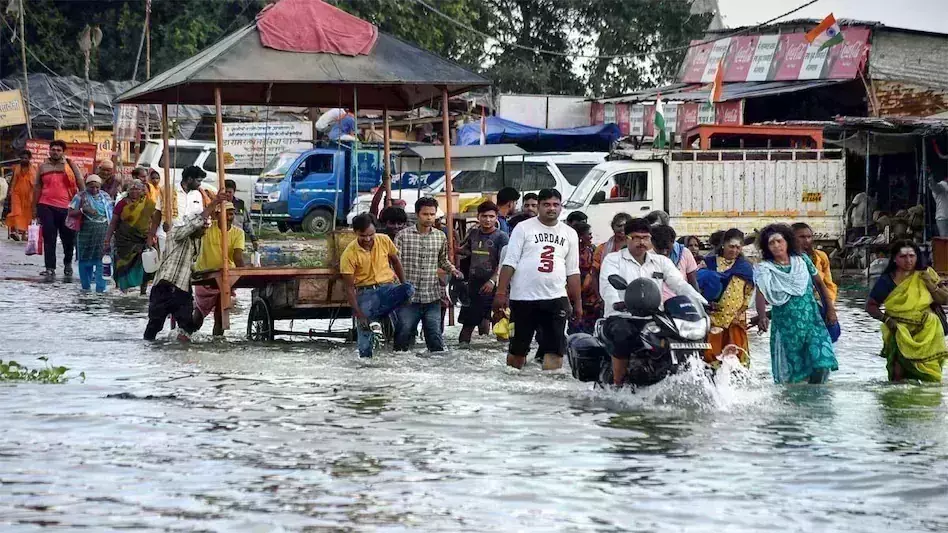 यूपी में हजारों लोग हुए बेघर, गंगा में भारी बारिश से लगातार बढ़ रहा जलस्तर