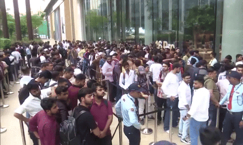 दिल्ली - मुंबई एपल स्टोर पर लगी लोगों की भीड़, सुबह से कतार में लगे थे ग्राहक