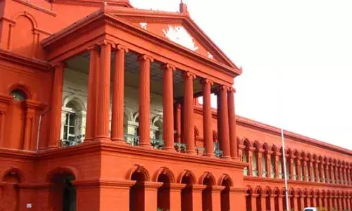 कर्नाटक हाई कोर्ट जज के वीडियो हुए वायरल तो अदालत ने दिया ऐसा आदेश, सिर पकड़ कर रह गए लोग कर्नाटक हाई कोर्ट जज के वीडियो हुए वायरल तो अदालत ने दिया ऐसा आदेश, सिर पकड़ कर रह गए लोग