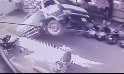 पोस्ट ऑफिस के अंदर सेनिटेशन डिपार्टमेंट का ट्रक सिंकहोल में समाया, Video सोशल मीडिया पर वायरल