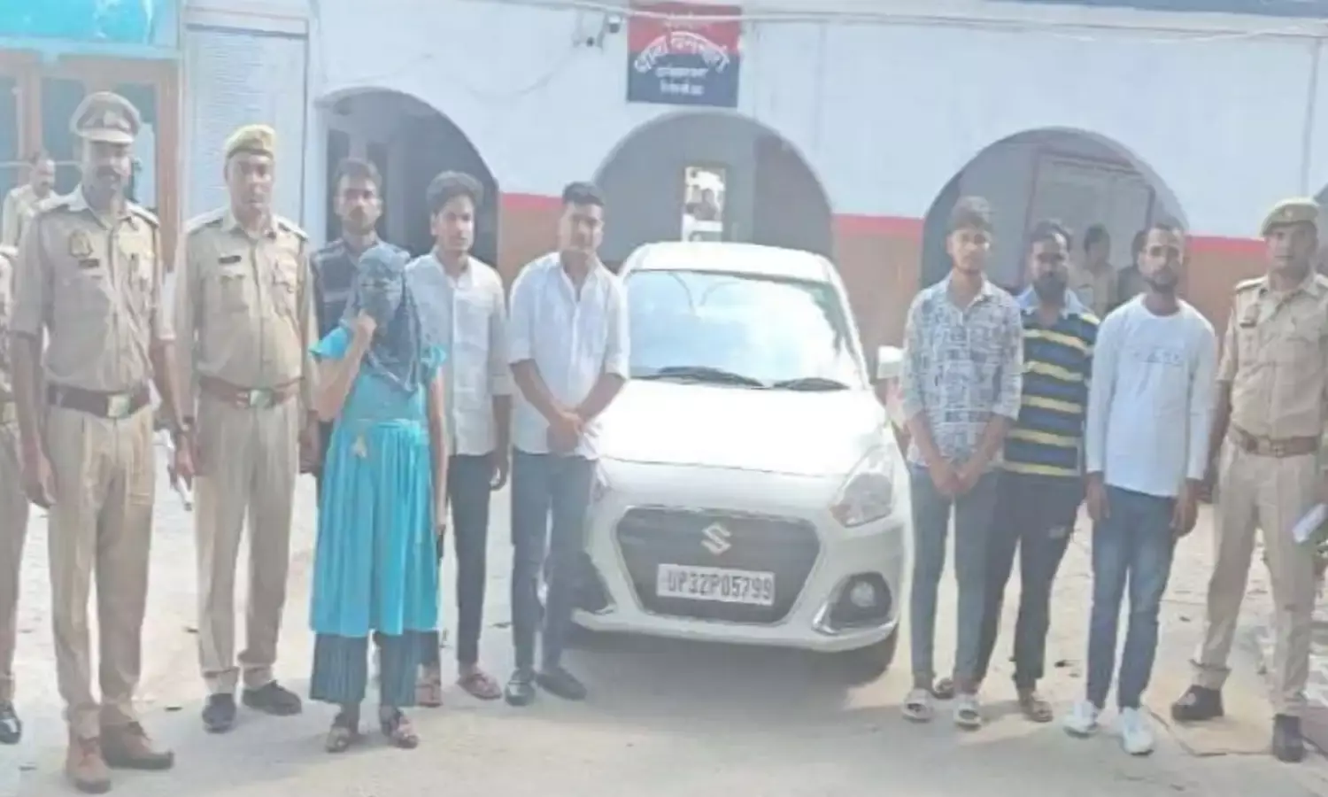 चलती कार में मना रहे थे रंगरेलियां महिला सहित सात गिरफ़्तार...