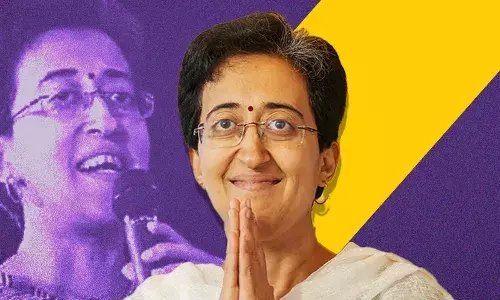 दिल्‍ली की अब तक की सबसे युवा सीएम बनीं आतिशी, मुख्‍यमंत्री बनते ही छुए अरविंद केजरीवाल के पैर...