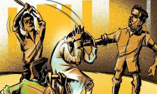 नशीला पदार्थ बेचने के संदेह में उप निरीक्षक ने युवक को हाथ बांधकर पीटा, हुए निलंबित