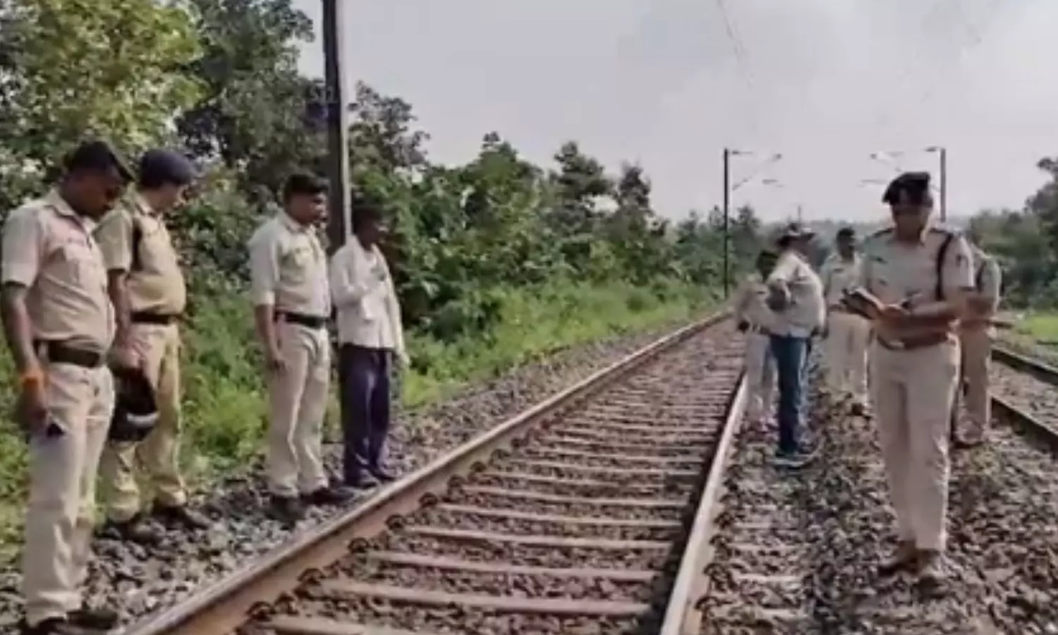 सागफाटा रेलवे स्टेशन के पास जांच करते पुलिस अधिकारी सागफाटा रेलवे स्टेशन के पास जांच करते पुलिस अधिकारी