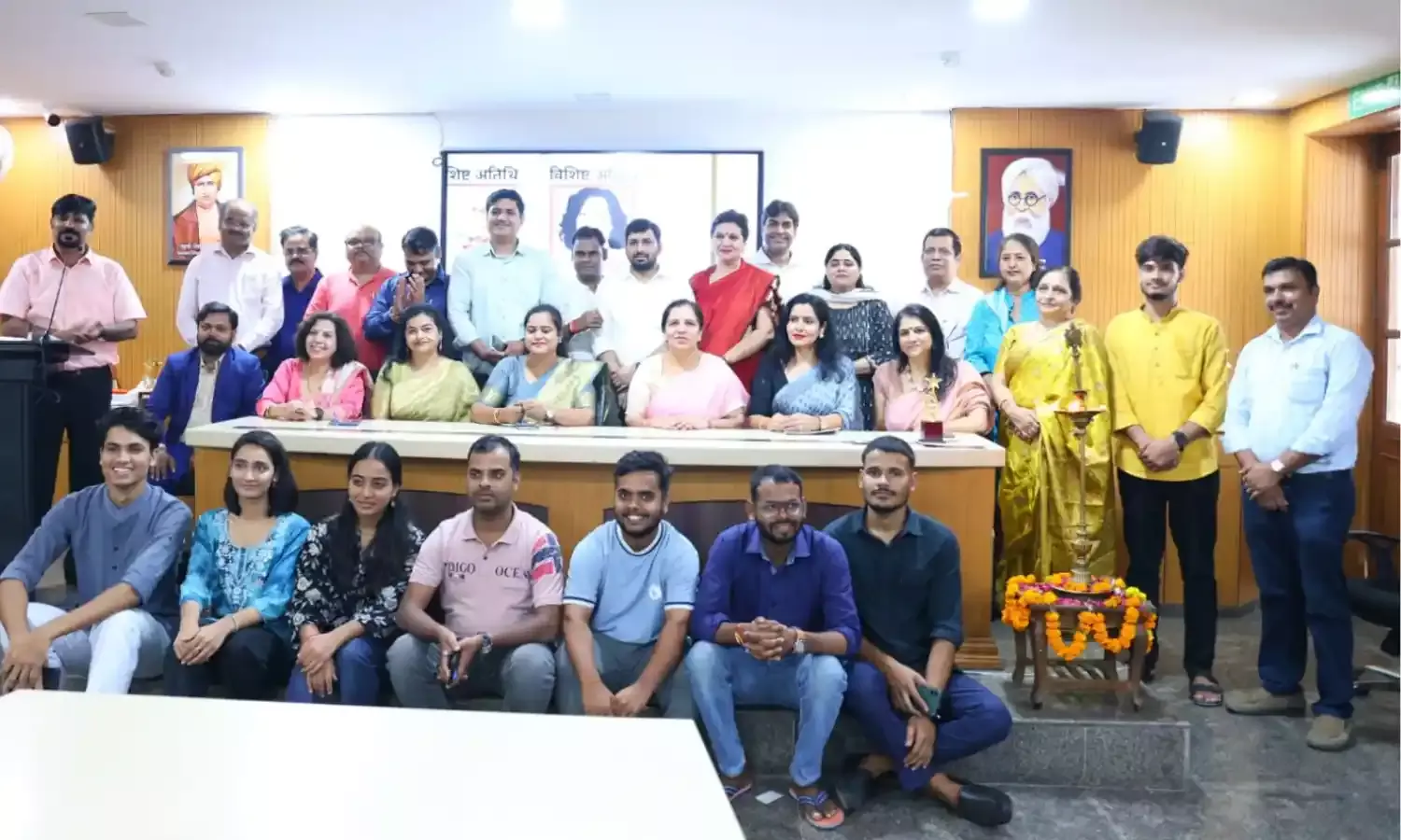 उत्तर प्रदेश राज्य कर्मचारी साहित्य संस्थान ने देश की राजधानी दिल्ली ने मनाया भाल तिलक की बिंदी-हिंदी उत्तर प्रदेश राज्य कर्मचारी साहित्य संस्थान ने देश की राजधानी दिल्ली ने मनाया भाल तिलक की बिंदी-हिंदी