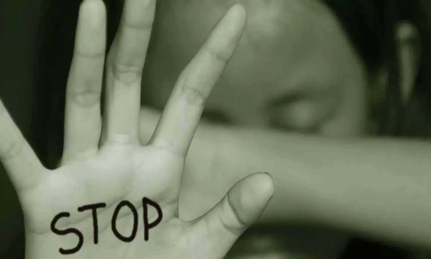 लखनऊ में पांचवी क्लास की छात्रा से गैंगरेप, अपहरण कर होटल ले जाकर बारी - बारी से किया दुष्कर्म