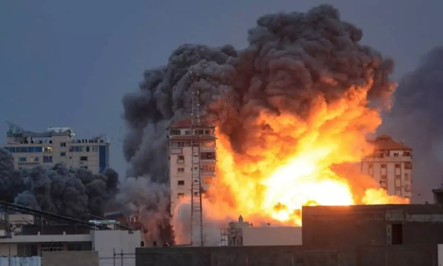 तबाही मचा रहा है इजराइल , लेबनान में हिज्बुल्लाह के 300 ठिकानों को बनाया निशाना, 180 की मौत