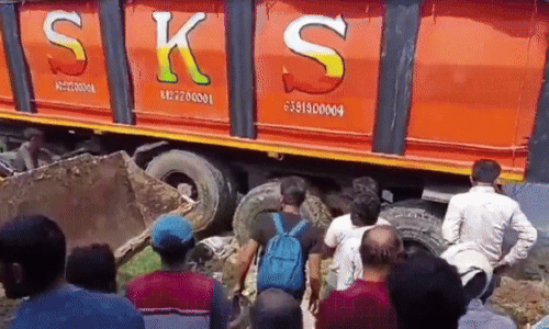 प्रयागराज में 5 छात्राओं को ट्रक ने कुचला, दो बच्चियों की दर्दनाक मौत