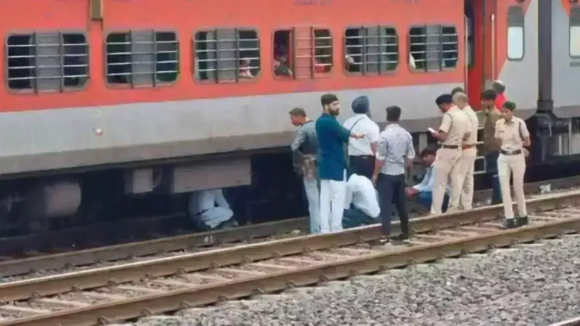 इंदौर में मालवा एक्सप्रेस के ब्रेक चिपके, AC कोच के नीचे से निकली चिंगारी इंदौर में मालवा एक्सप्रेस के ब्रेक चिपके, AC कोच के नीचे से निकली चिंगारी