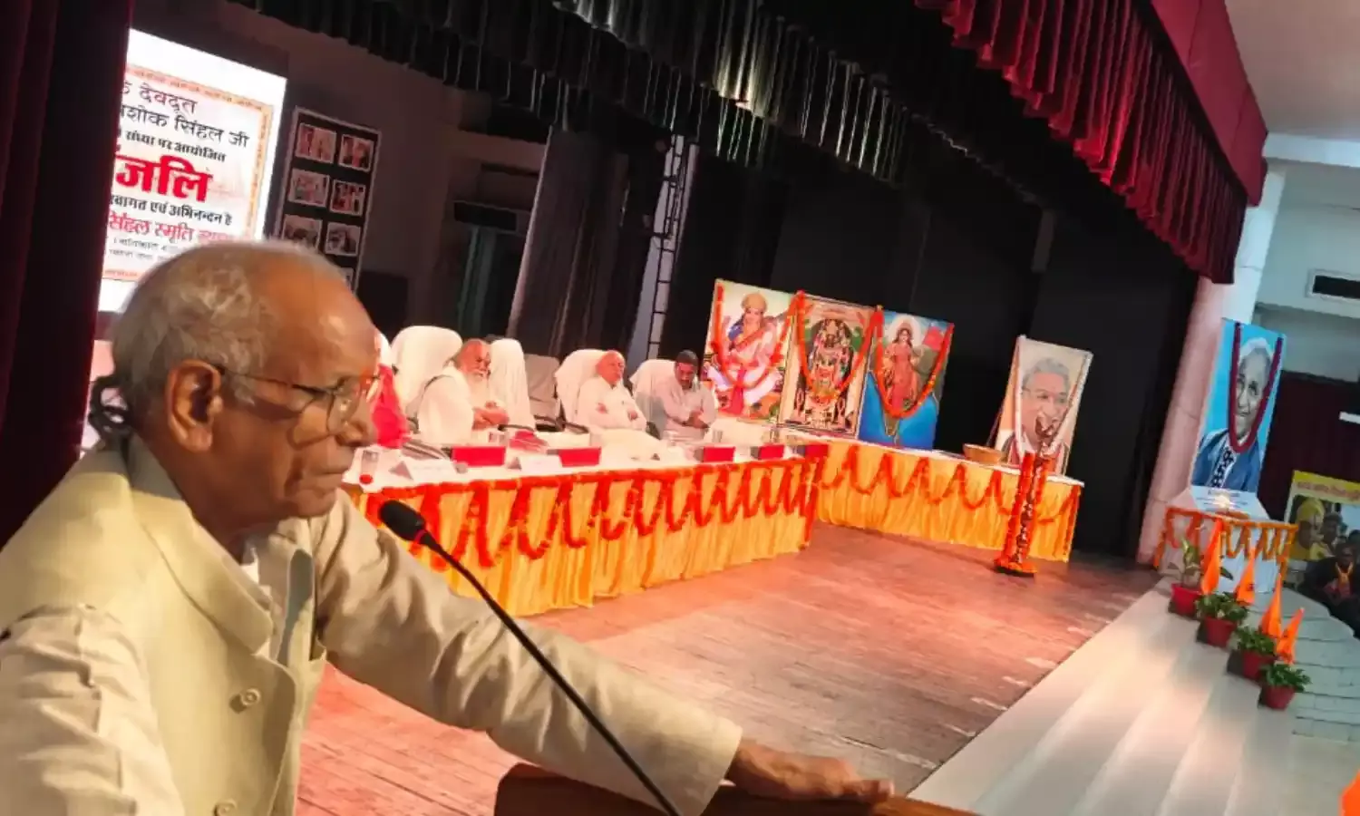 देश के नामी कवियों ने अशोक सिंघल जी को दी काव्यांजलि...