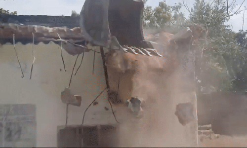 बहराइच में 40 साल पहले बने 23 घरों पर चला बुलडोजर, 106 घर और टूटेंगे