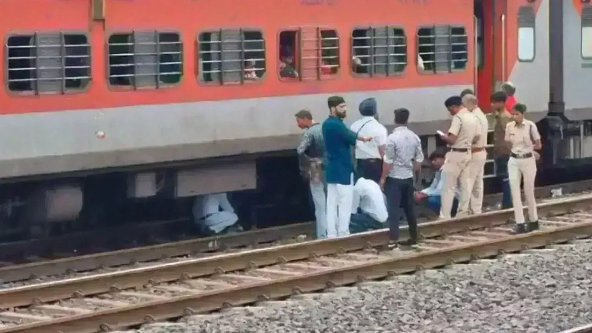 इंदौर में मालवा एक्सप्रेस के ब्रेक चिपके, AC कोच के नीचे से निकली चिंगारी