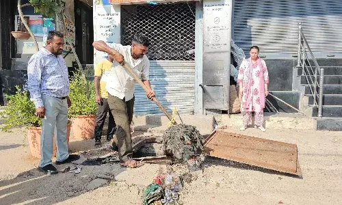 सफाई को लेकर एक्शन मोड में बाड़मेर कलेक्टर टीना डाबी, गन्दगी देख दुकानदार को लगाई डाट