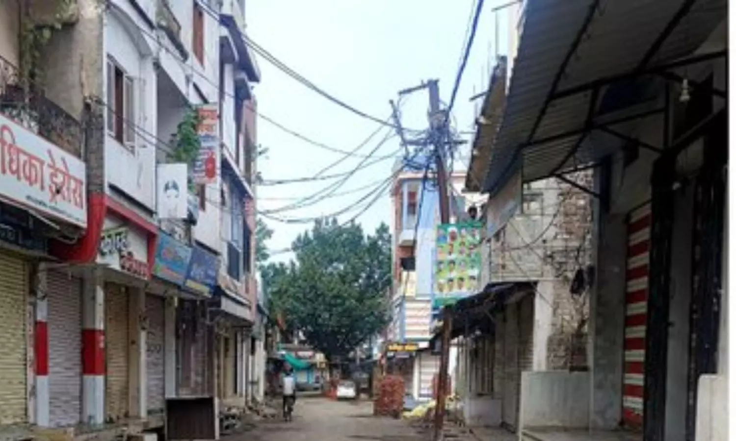 मक्सी में दो पक्षों के बीच विवाद के बाद स्कूल - बाजार बंद, पुलिस फ़ोर्स तैनात, CM बोले - कानून से खिलवाड़ नहीं