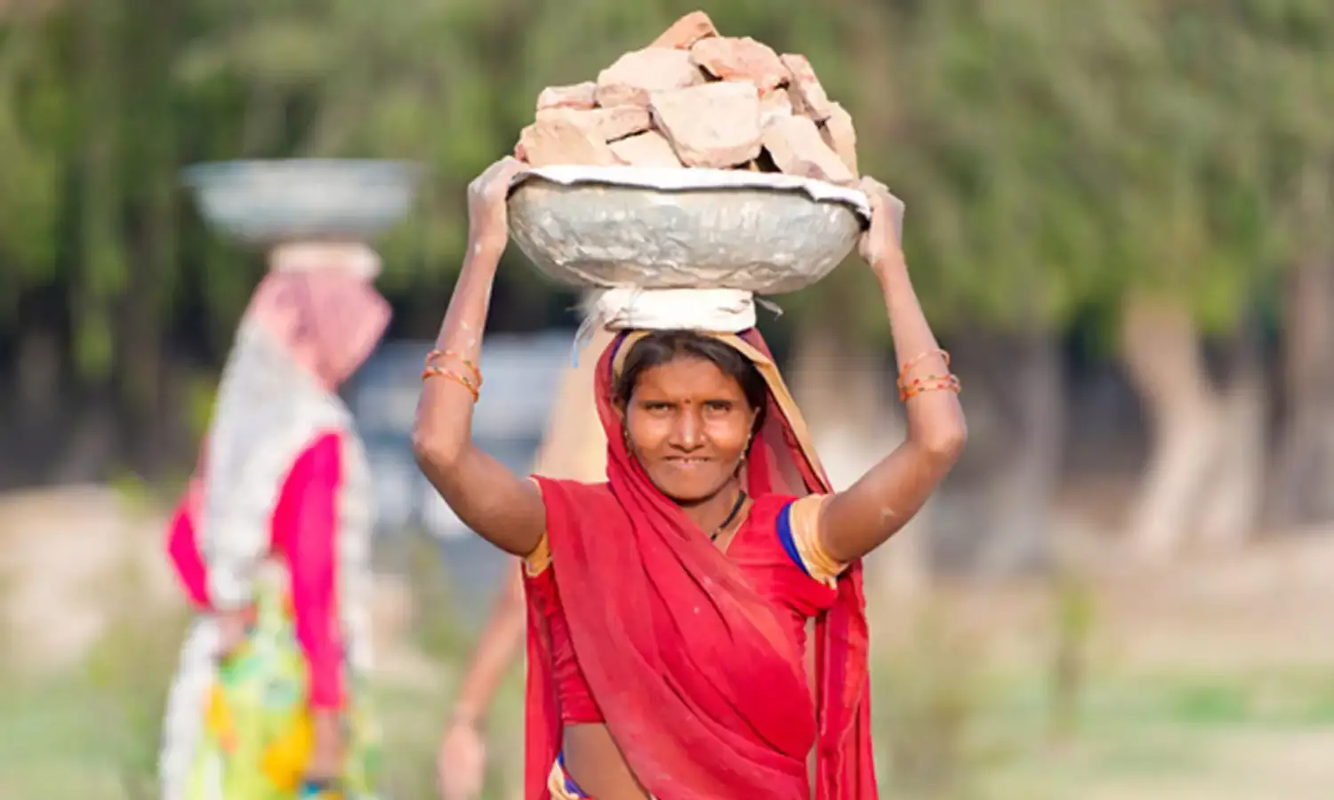 अब दिन के ₹1037 कमाएंगे मजदूर, सरकार ने न्‍यूनतम मजदूरी में की वृध्दि, इस दिन से लागू होंगे नए नियम...