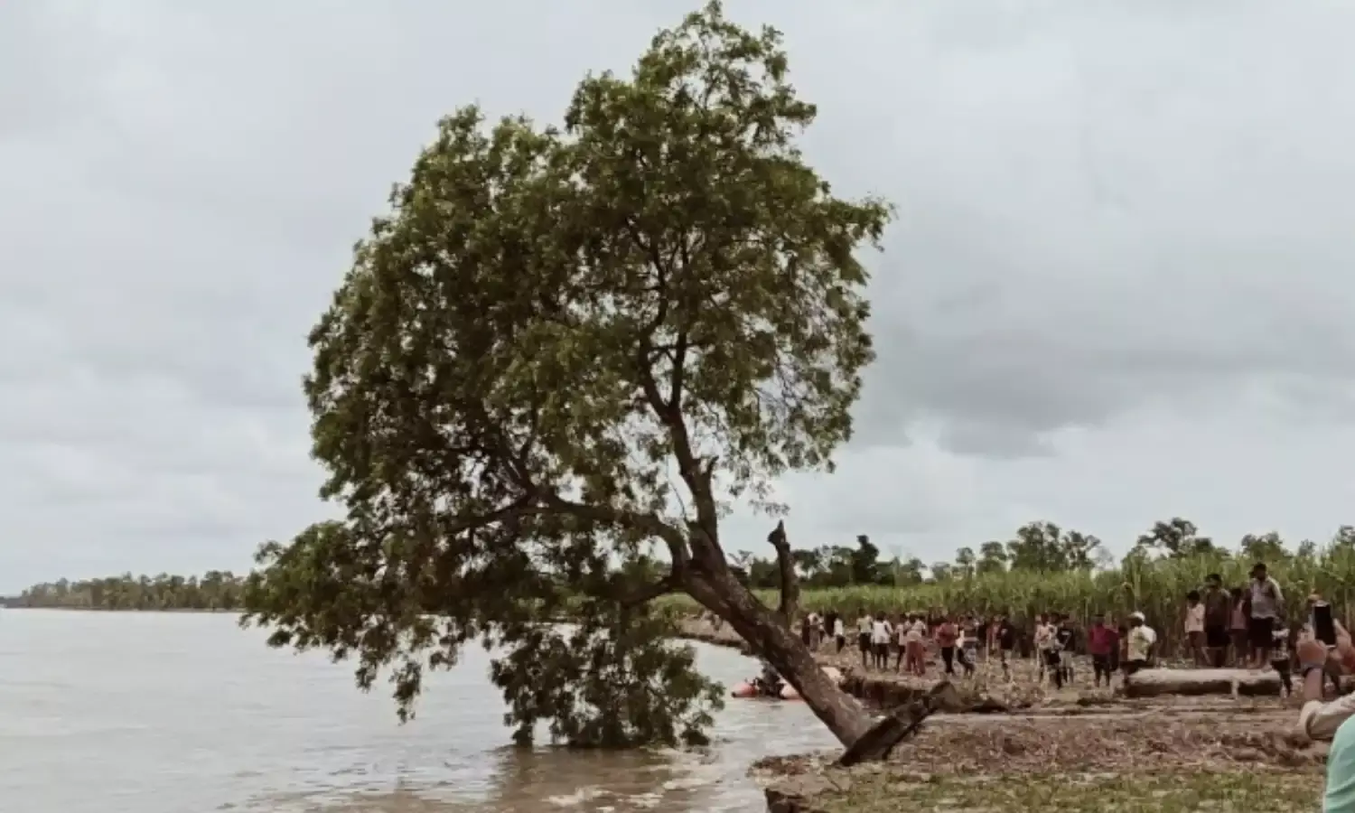 बहराइच में सुजौली के गुप्ता पुरवा गाँव को लील गयीं घाघरा नदी की लहरें