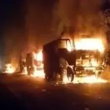 नक्सलियों ने पांच कोयले के ट्रकों में लगाई आग, ड्राईवर से भी की मारपीट