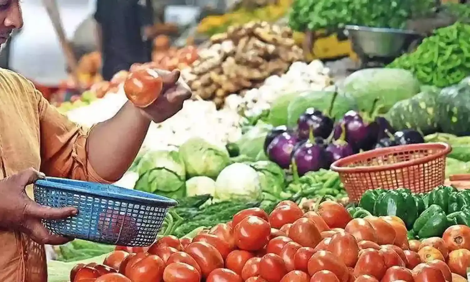 प्याज- टमाटर के बाद हरी सब्जियों के दाम बढ़े, धनिया- लहसुन के भाव 100 के पार