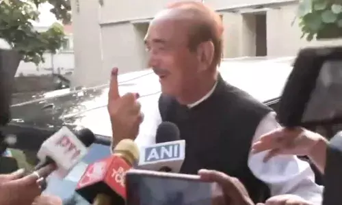 गुलाम नबी आज़ाद ने जम्मू में किया मतदान, बोले- मैं किसी पार्टी के पक्ष में नहीं