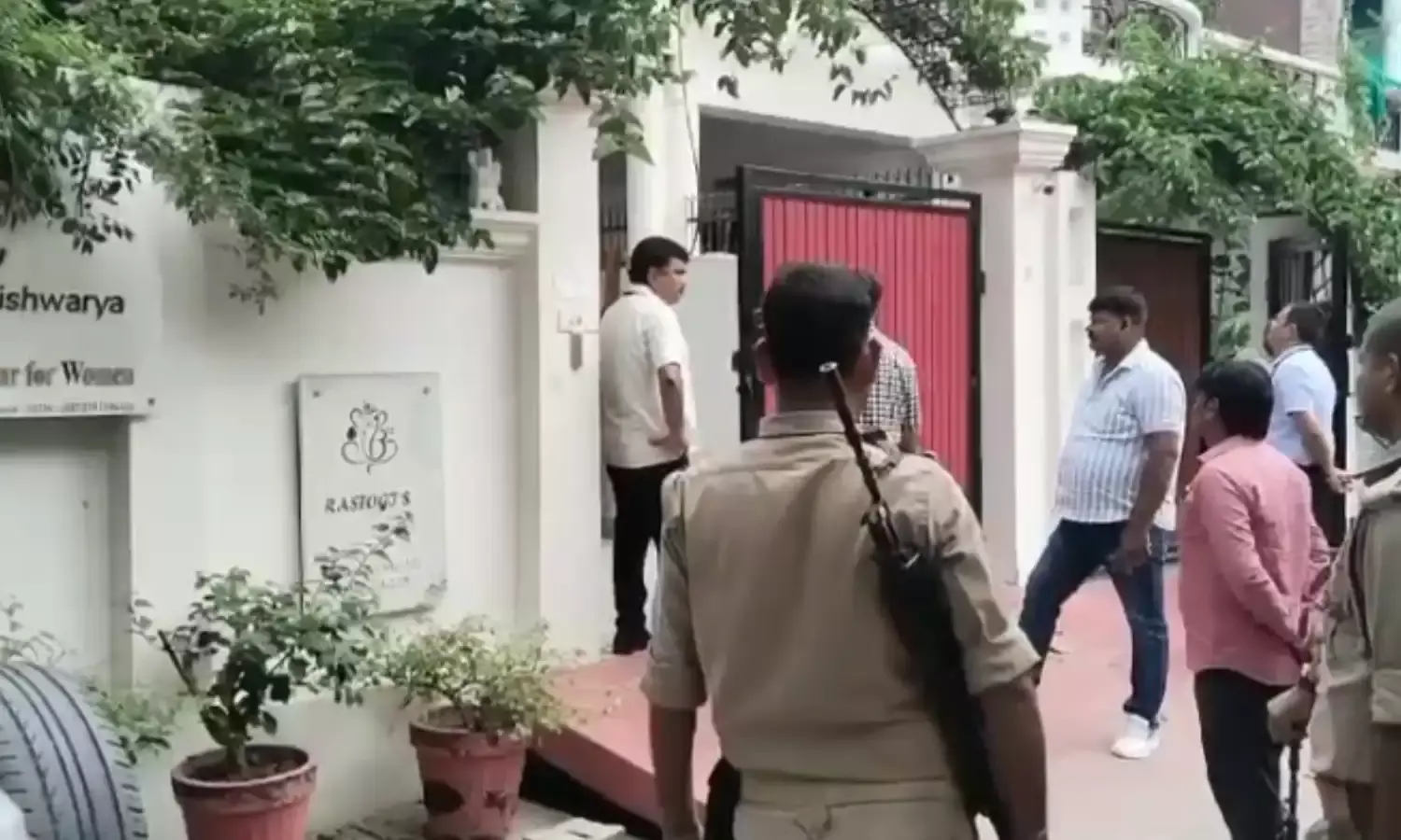 UP जल निगम के 5 अफसरों के यहां विजिलेंस टीम की हुई छापेमारी, आय से अधिक संपत्ति मामले में एक्शन UP जल निगम के 5 अफसरों के यहां विजिलेंस टीम की हुई छापेमारी, आय से अधिक संपत्ति मामले में एक्शन