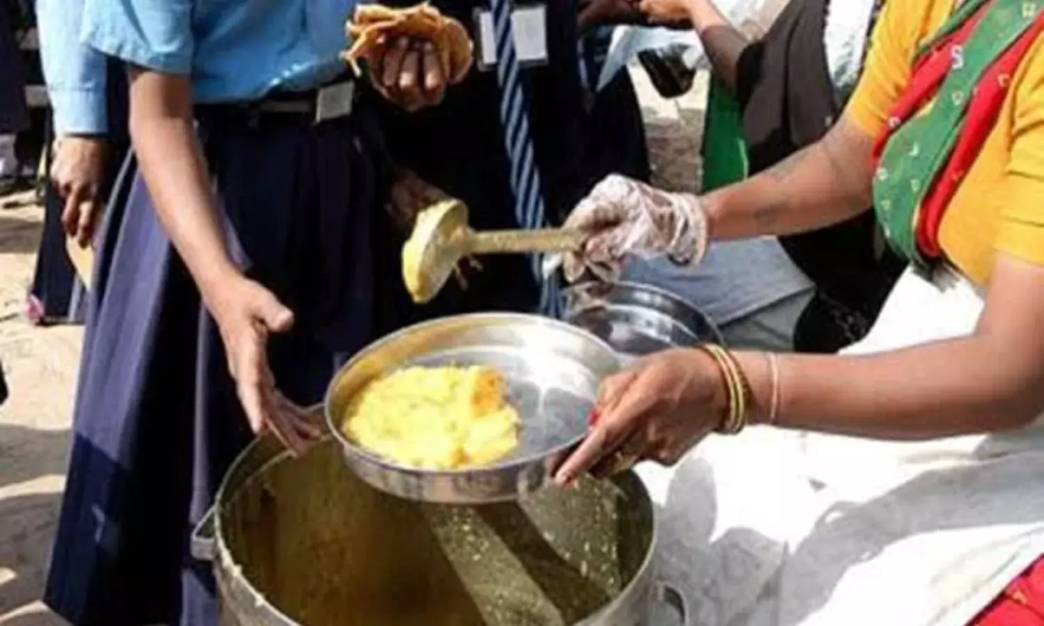 मिड डे मील का खाना खाने से 38 स्कूली छात्र बीमार, अस्पताल में कराया भर्ती