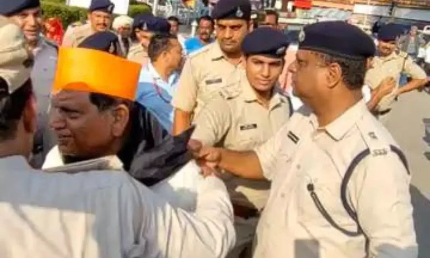 भारत - बांग्लादेश T-20 इंटरनेशनल मैच को लेकर हिंदू महासभा ने किया विरोध, पुलिस ने किया गिरफ्तार