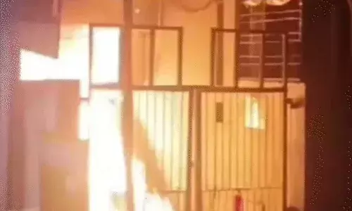 इंदौर की दो मंजिला बिल्डिंग में लगी आग, 1 की मौत 5 का रेस्क्यू, केमिकल बनाने का हो रहा था काम