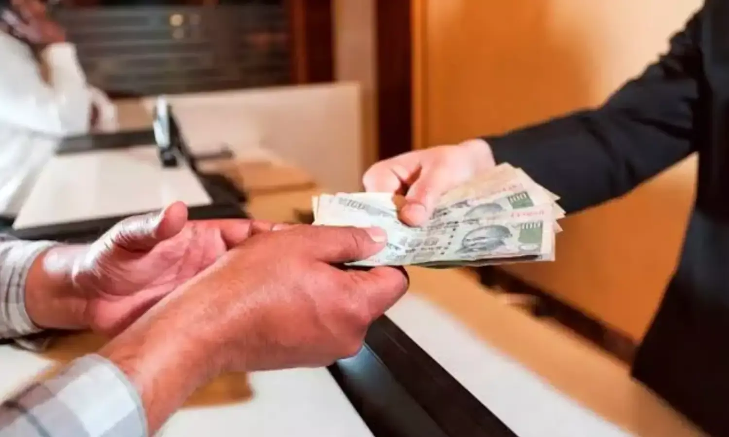 सरकारी स्कूल का प्रिंसिपल तीस हजार रुपए की रिश्वत लेते ट्रैप, लोकायुक्त    इंदौर ने रंगे हाथों पकड़ा