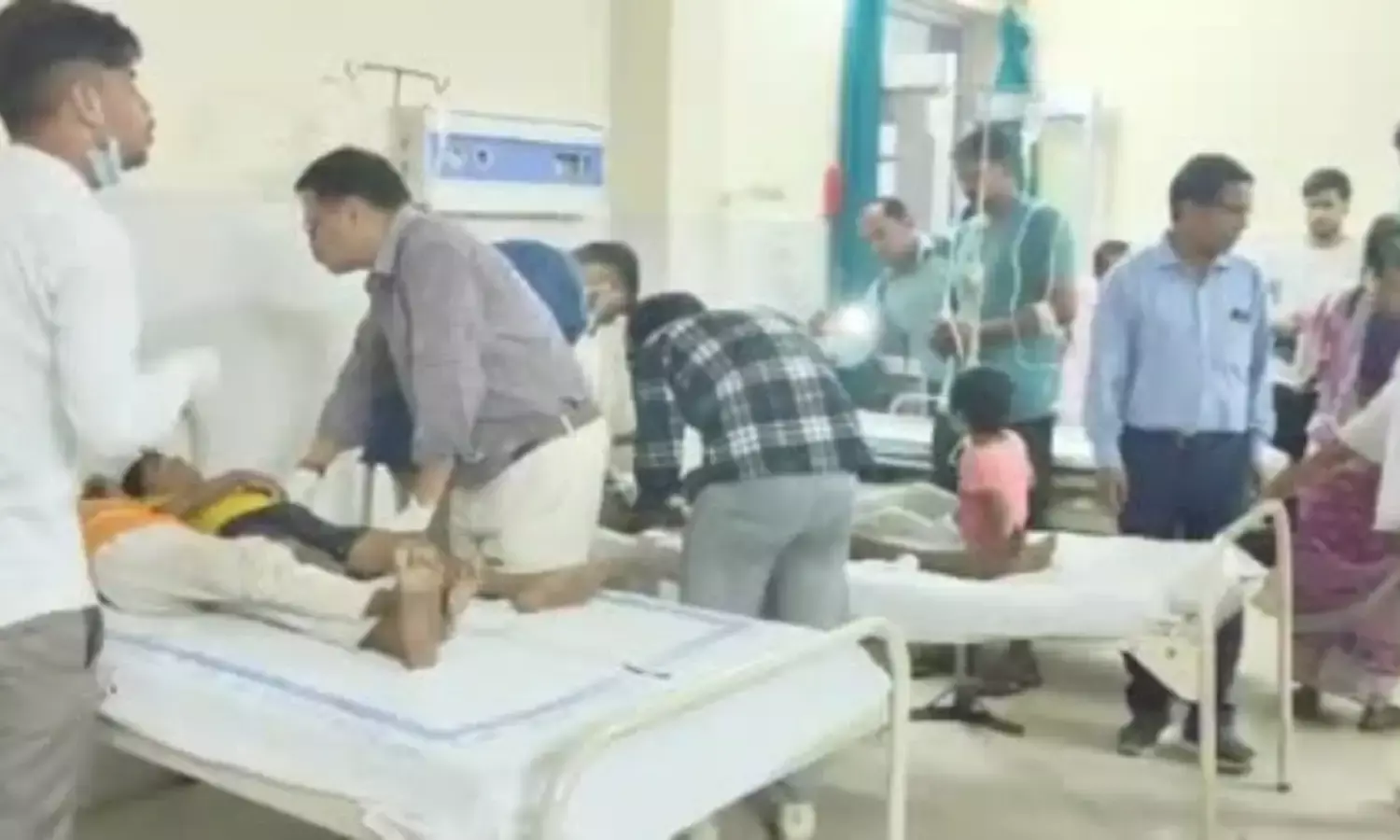 अचानक पेट दर्द और चक्‍कर की शिकायत लेकर अस्‍पताल पहुंचे 100 से ज्यादा लोग, जानिए पूरा मामला...