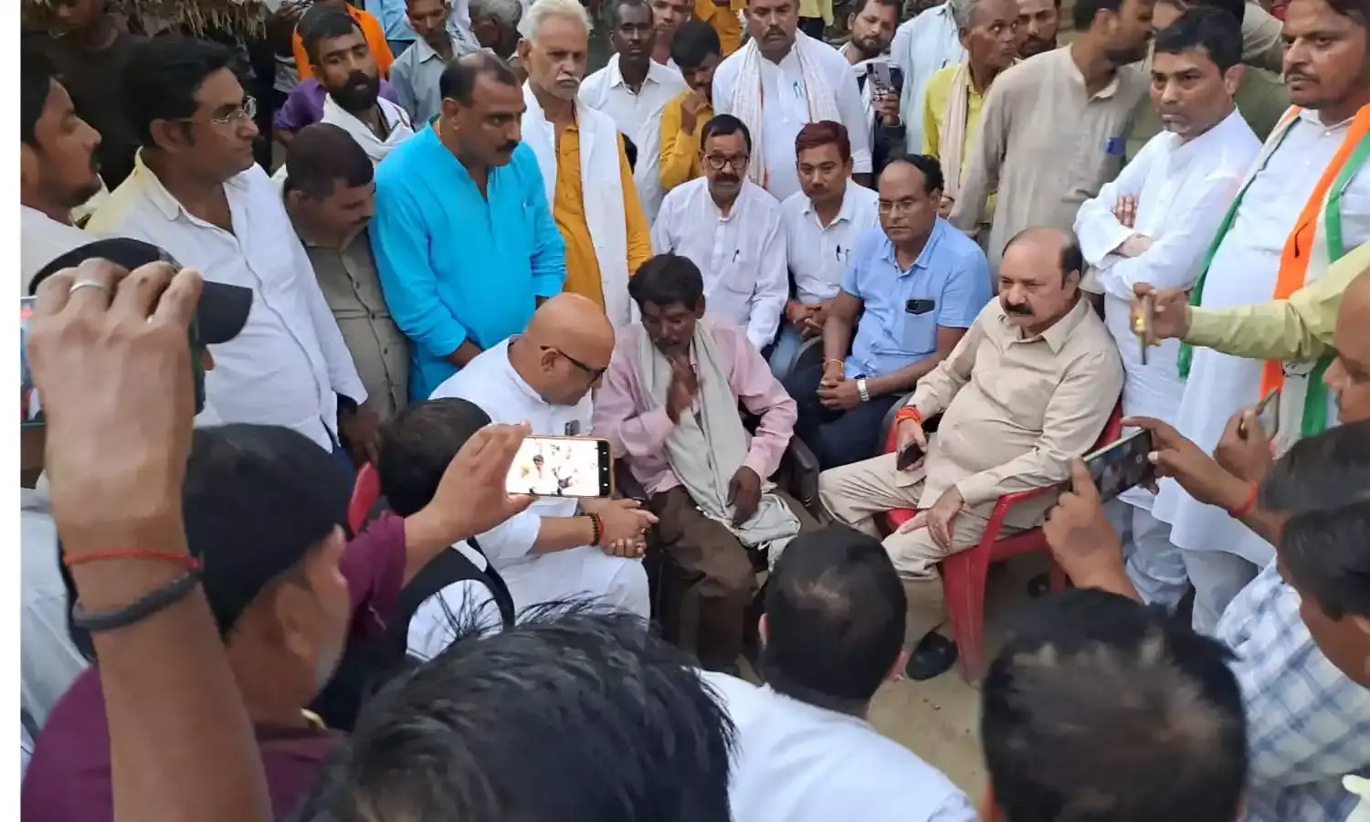 चार शवों के एक साथ पहुंचते ही सिसक उठा पूरा गांव,  राजनैतिक हस्तियों के बीच कई थानों की पुलिस रही डटी….