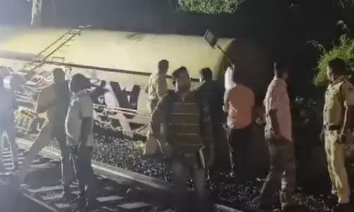 रतलाम के पास दिल्ली-मुंबई रूट पर मालगाड़ी पटरी से उतरी, रिस्टोरेशन का काम जारी