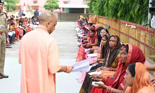 CM योगी ने जनता दर्शन में सुनीं लोगों की शिकायतें और अफसरों को दिये ये आदेश...