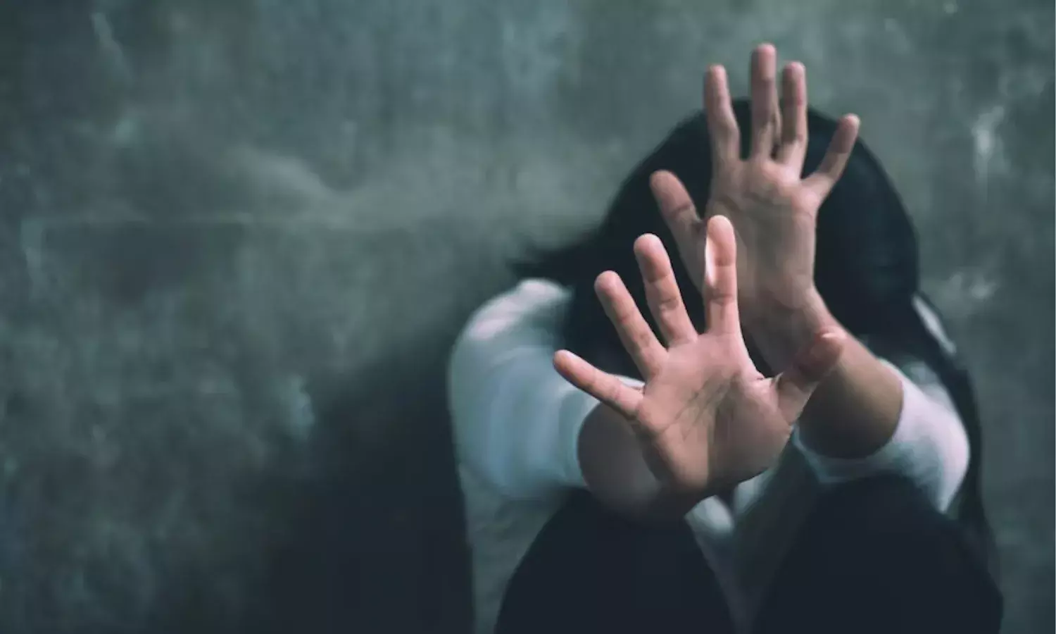 एक और मासूम हुई रेप का शिकार, गुस्‍साए लोगों ने पुलिस चौकी में लगाई आग, जानिए पूरा मामला...