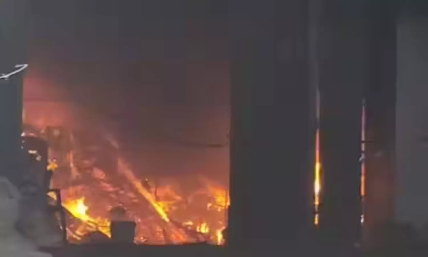 महाराष्ट्र के चेंबूर में दुकान में आग लगने से 2 बच्चों समेत 7 लोगों की मौत